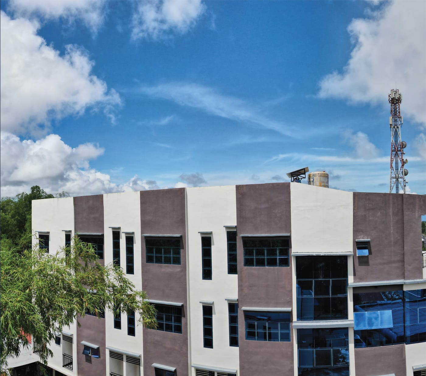 The Casa De Gara building in Carigara, Leyte, under a blue sky.